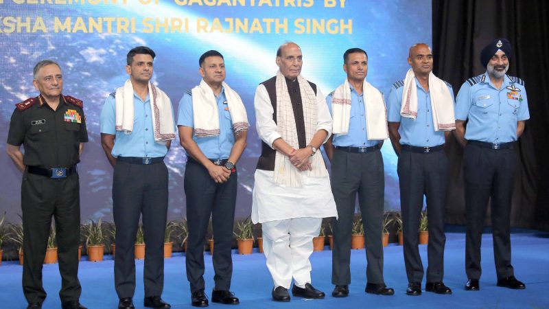 रक्षा मंत्री ने नई दिल्ली में गगनयात्रियों – ग्रुप कैप्टन शुभांशु शुक्ला, ग्रुप कैप्टन पीबी नायर, ग्रुप कैप्टन अजीत कृष्णन और ग्रुप कैप्टन अंगद प्रताप को सम्मानित किया