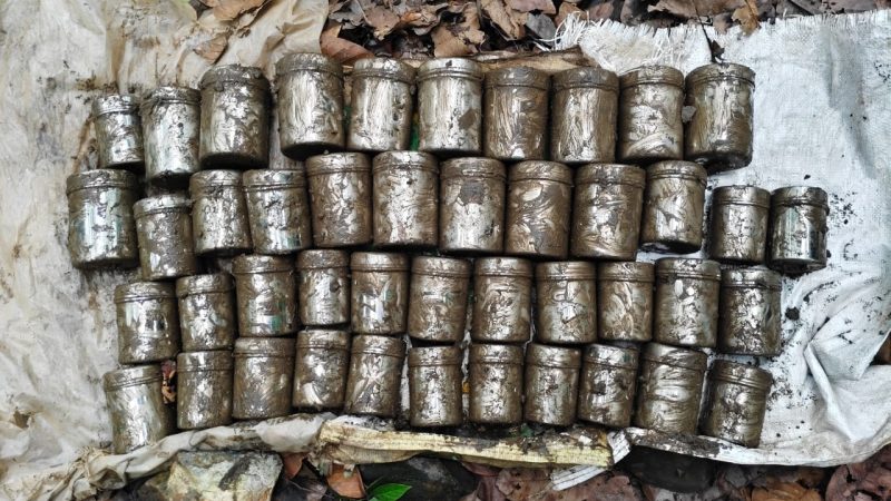 सुरक्षा बल के जवानों ने विस्फोटकों का जखीरा किया बरामद