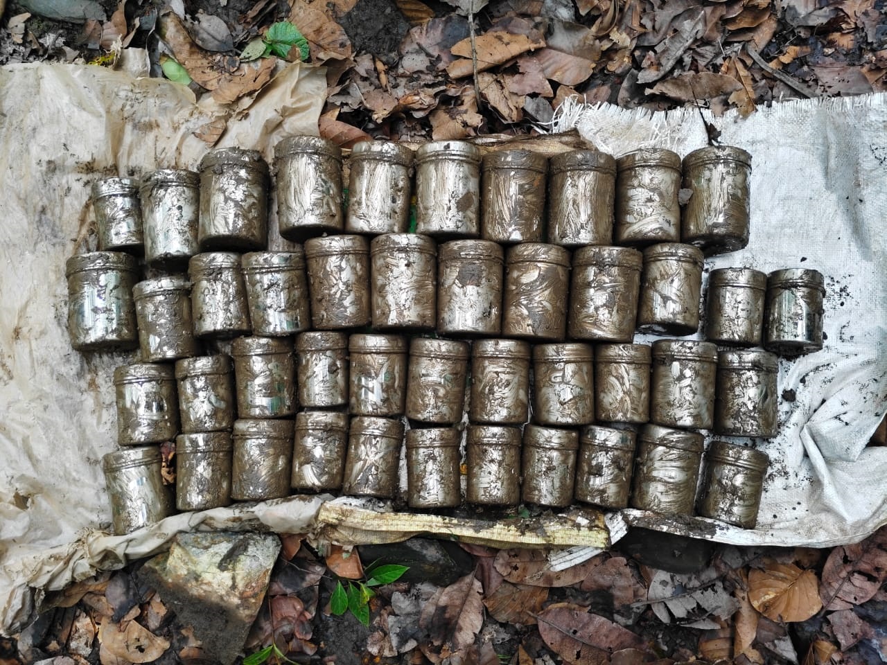 सुरक्षा बल के जवानों ने विस्फोटकों का जखीरा किया बरामद