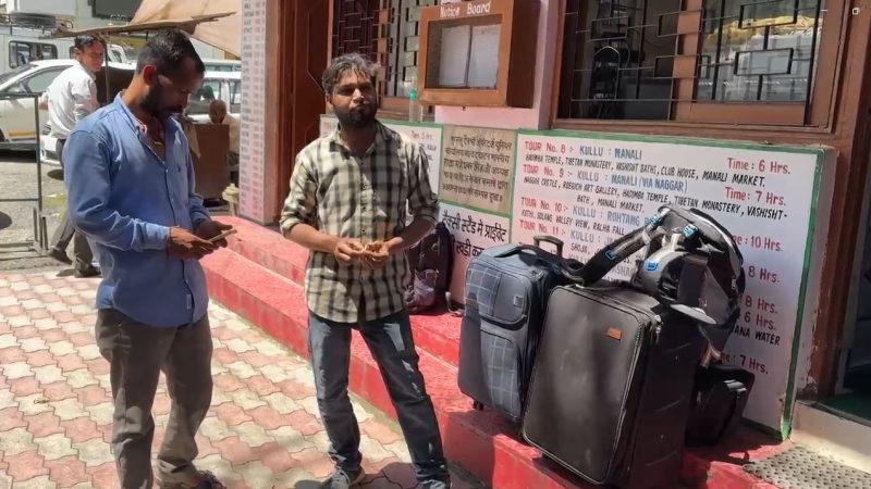 कुल्लू में भूस्खलन और ब्यास नदी की तबाही के बाद सैलानी और कामगार घर लौटने लगे