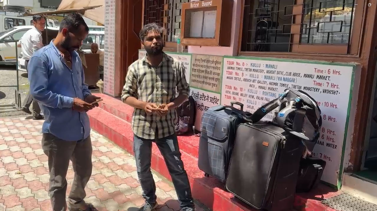 कुल्लू में भूस्खलन और ब्यास नदी की तबाही के बाद सैलानी और कामगार घर लौटने लगे