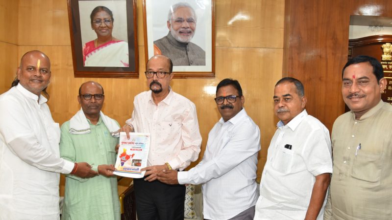 राज्यपाल डेका से सहकार भारती संस्था छत्तीसगढ़ के महासचिव ने की सौजन्य भेंट