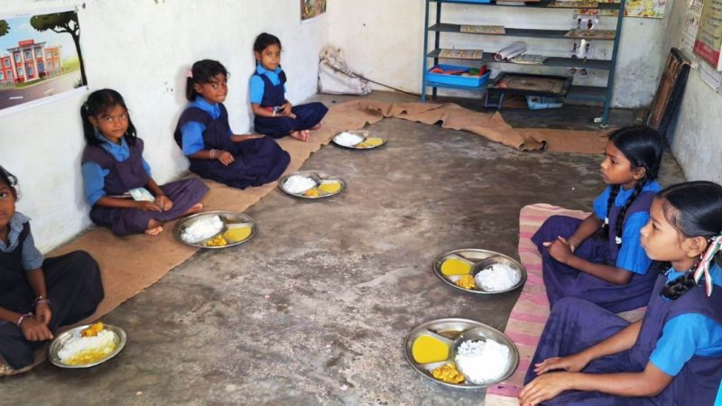 धुएं से मुक्ति और आहार से बच्चो को मिल रही शक्ति