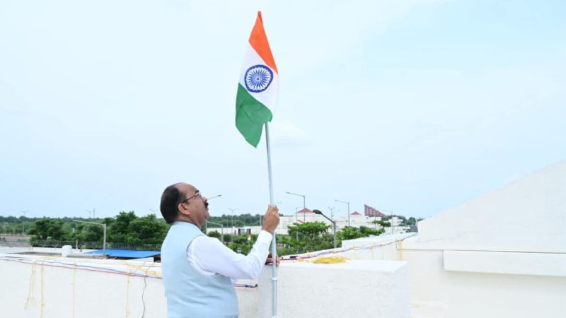उप मुख्यमंत्री अरुण साव ने ‘हर घर तिरंगा’ अभियान के तहत अपने निवास पर लगाया तिरंगा