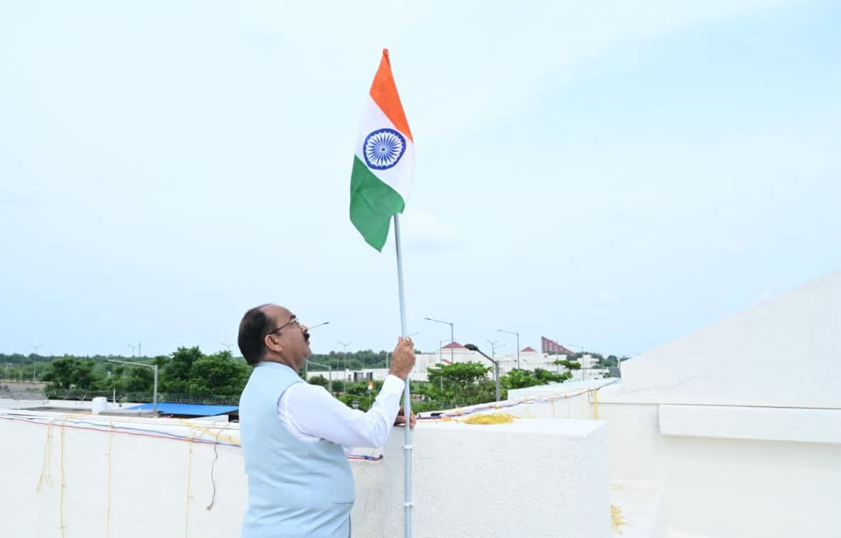 उप मुख्यमंत्री अरुण साव ने ‘हर घर तिरंगा’ अभियान के तहत अपने निवास पर लगाया तिरंगा