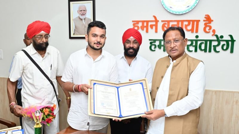 मुख्यमंत्री विष्णु देव साय से राष्ट्रपति सम्मान से सम्मानित देवाशीष और मनतृप्त कौर ने की सौजन्य मुलाकात