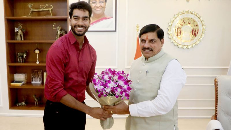 मुख्यमंत्री डॉ. यादव से क्रिकेटर वेंकटेश अय्यर ने की सौजन्य भेंट