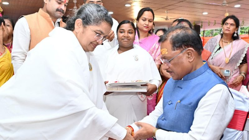 रक्षाबंधन के पावन पर्व पर मुख्यमंत्री विष्णु देव साय को ब्रह्मकुमारी बहनों ने बाँधी राखी