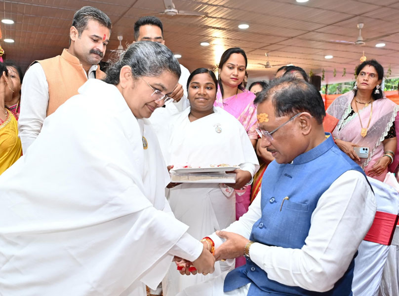 रक्षाबंधन के पावन पर्व पर मुख्यमंत्री विष्णु देव साय को ब्रह्मकुमारी बहनों ने बाँधी राखी