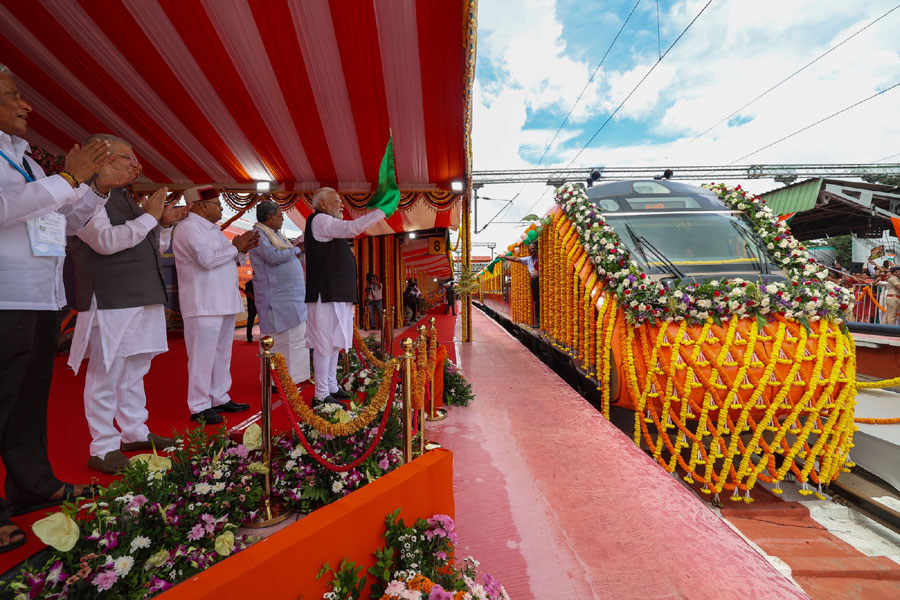 प्रधानमंत्री नरेन्द्र मोदी ने कर्नाटक के बेंगलुरु में लगभग 22,800 करोड़ रुपये की मेट्रो परियोजनाओं का उद्घाटन और शिलान्यास किया