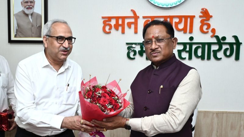 मुख्यमंत्री विष्णु देव साय से भिलाई स्टील प्लांट के नवनियुक्त निदेशक चित्त रंजन महापात्र ने की सौजन्य मुलाकात