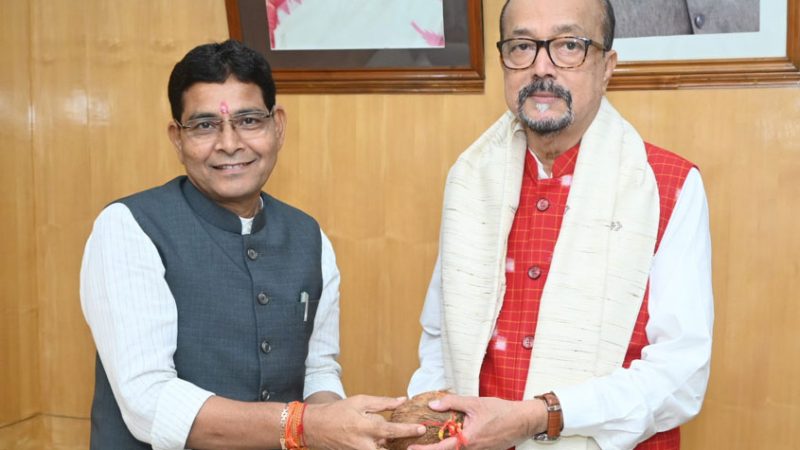 राज्यपाल डेका से राजस्व मंत्री वर्मा ने  की सौजन्य भेंट