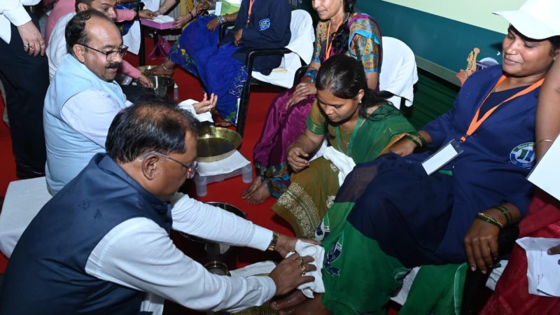 मुख्यमंत्री ने पैर पखारकर दिया सम्मान, भावुक हुईं स्वच्छता दीदियां – ‘जीवन में पहली बार इतना गर्व महसूस हुआ’