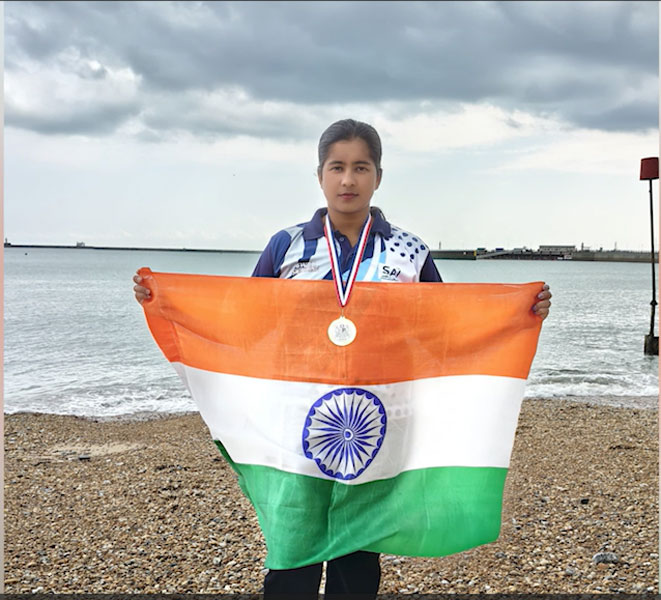 आफरीन जबीं ने इंग्लिश चैनल तैरकर पार कर किया इतिहास