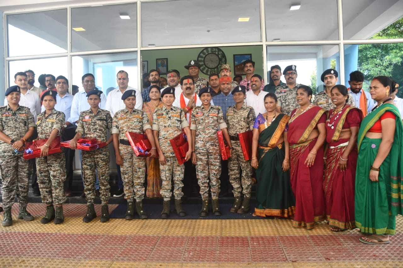 उप मुख्यमंत्री और वन मंत्री को ‘दंतेश्वरी फाइटर्स’ आत्मसमर्पित माओवादी बहनों ने बांधा रक्षा सूत्र