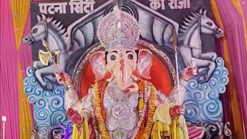 पटना: गणेश चतुर्थी पर 15फीट ऊँची भगवान की प्रतिमा