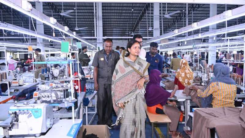 मंत्री श्रीमती लक्ष्मी राजवाड़े ने शबरी एंपोरियम, और गारमेंट फैक्ट्री का किया अवलोकन