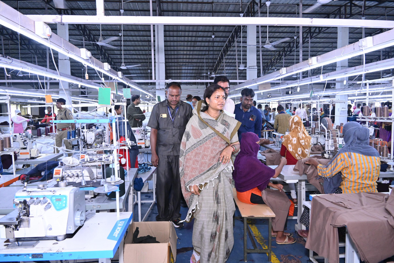 मंत्री श्रीमती लक्ष्मी राजवाड़े ने शबरी एंपोरियम, और गारमेंट फैक्ट्री का किया अवलोकन
