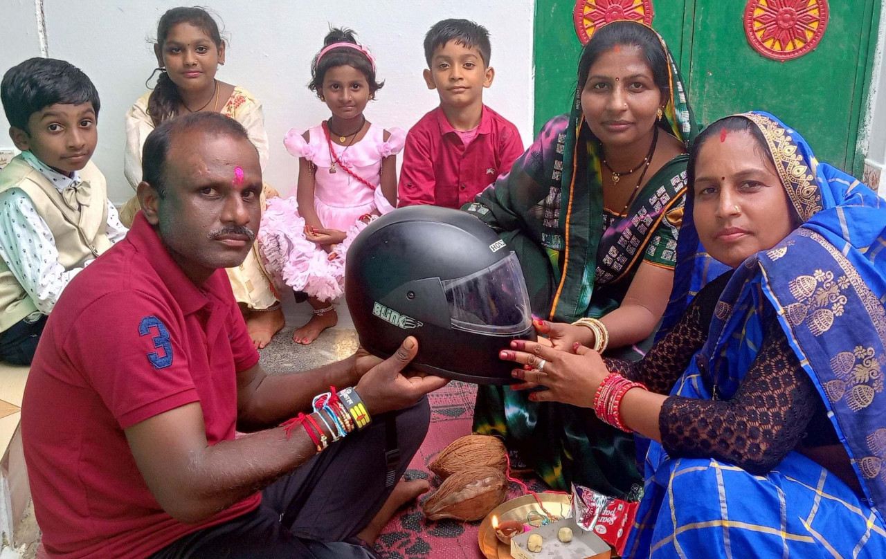 दो बहनों ने भाई को दिया सुरक्षा का अनोखा तोहफ़ा : राखी के साथ पहनाया हेलमेट