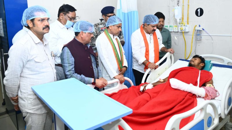उपमुख्यमंत्री विजय शर्मा ने मेडिकल कॉलेज हॉस्पिटल पहुंच आईडी ब्लास्ट में घायल ग्रामीण और भालू के हमले में घायल जवान से भेंटकर पूछा स्वास्थ्य का हाल