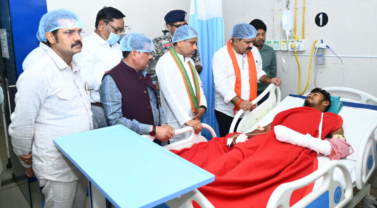 उपमुख्यमंत्री विजय शर्मा ने मेडिकल कॉलेज हॉस्पिटल पहुंच आईडी ब्लास्ट में घायल ग्रामीण और भालू के हमले में घायल जवान से भेंटकर पूछा स्वास्थ्य का हाल