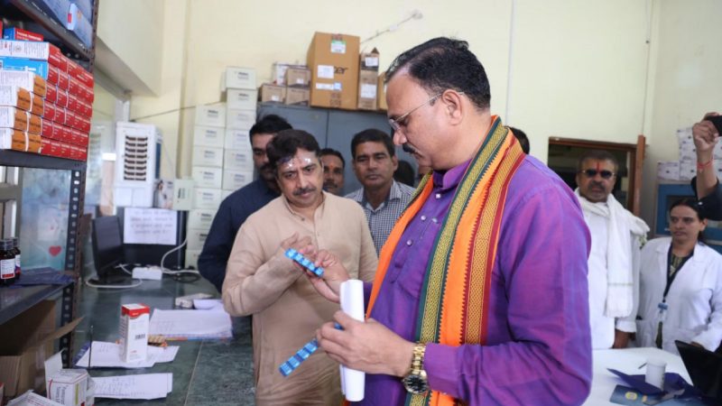 स्वास्थ्य मंत्री श्याम बिहारी जायसवाल ने प्राथमिक स्वास्थ्य केन्द्र जेवरा का किया आकस्मिक निरीक्षण