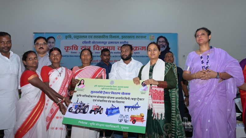 कृषि मंत्री शिल्पी नेहा तिर्की ने कृषि यंत्रों का किया वितरण