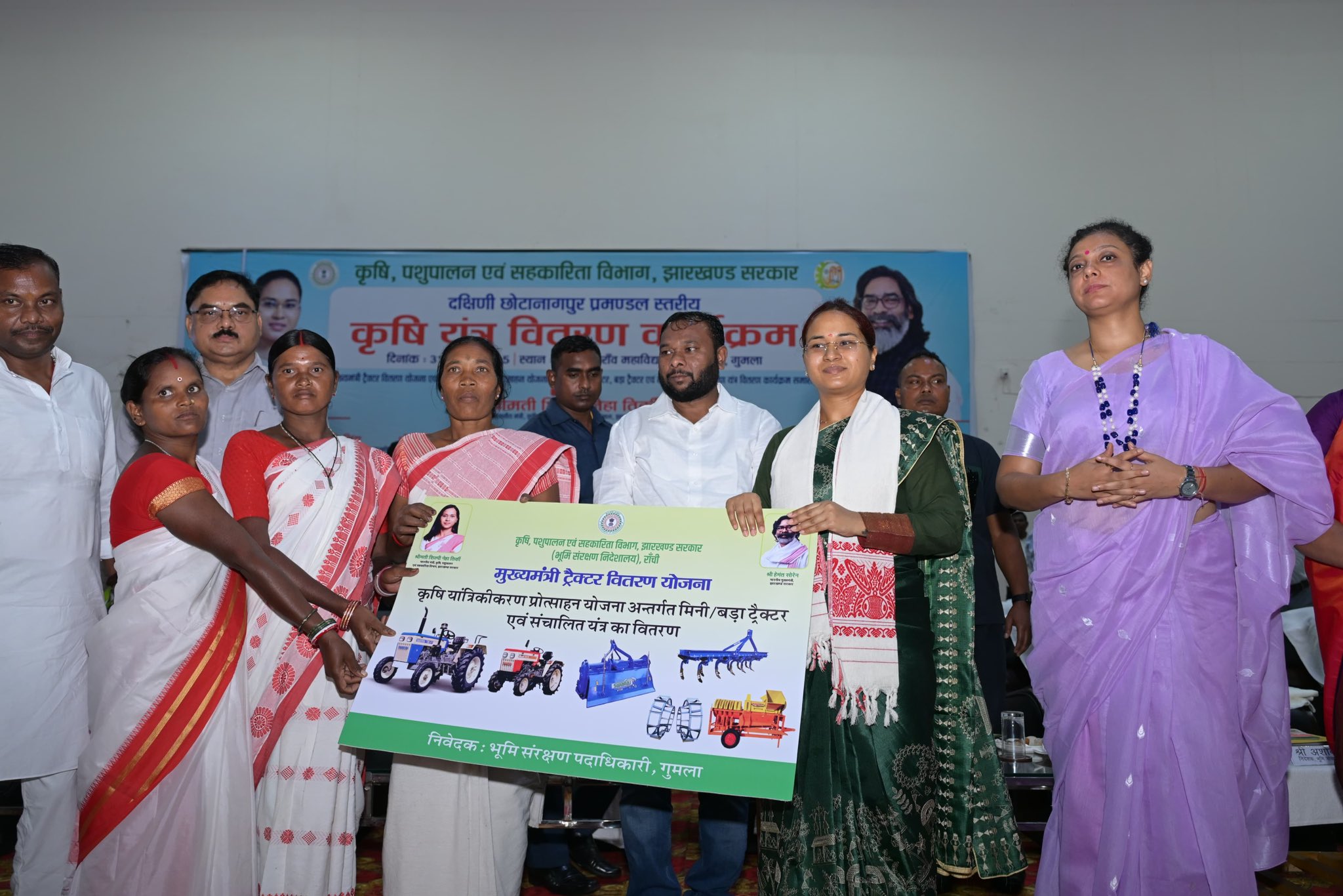 कृषि मंत्री शिल्पी नेहा तिर्की ने कृषि यंत्रों का किया वितरण