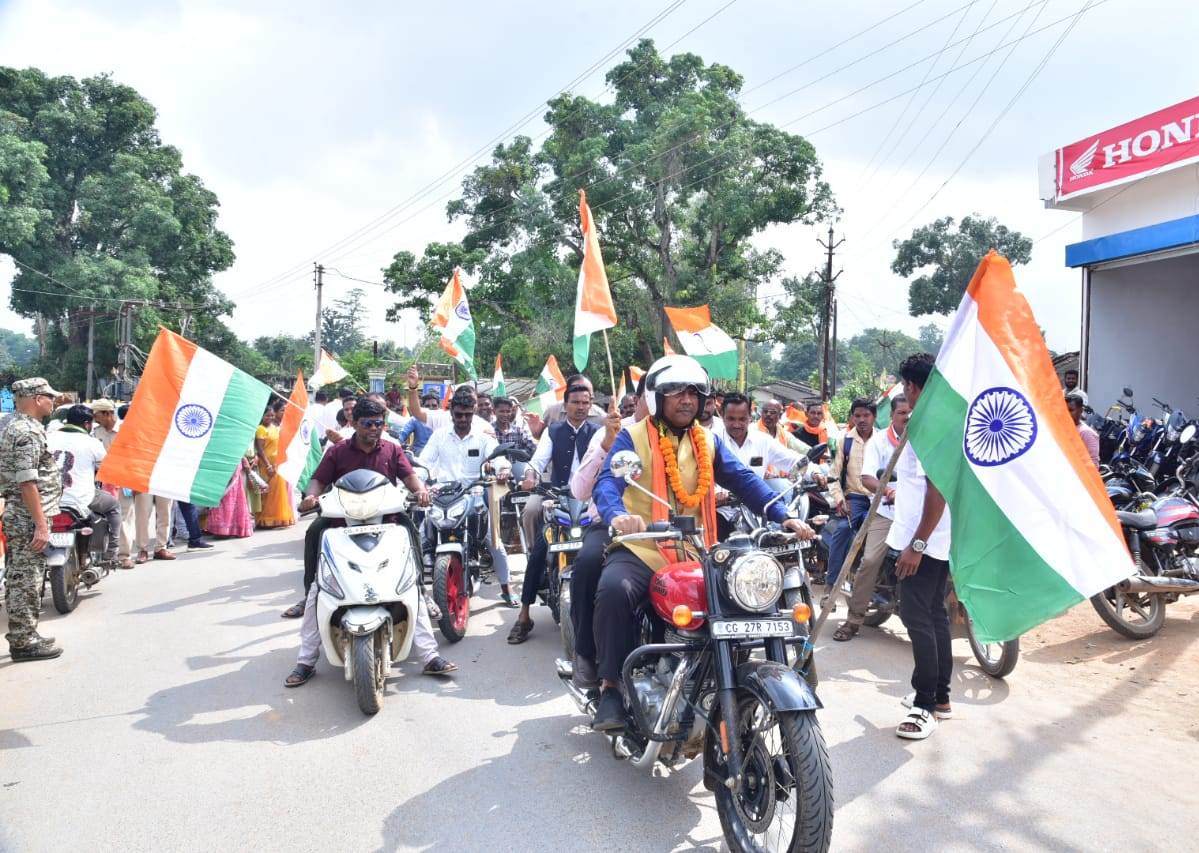 वन मंत्री केदार कश्यप तिरंगा यात्रा में हुए शामिल