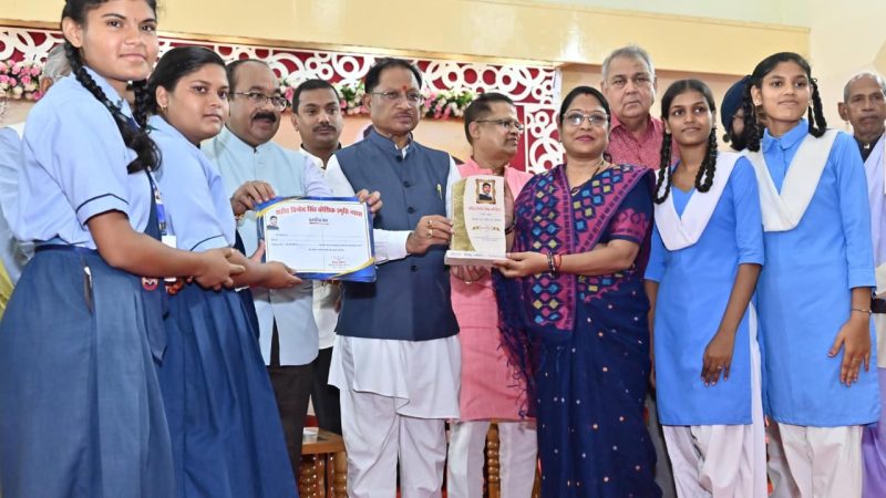 मुख्यमंत्री विष्णुदेव साय शहीद विनोद सिंह कौशिक मेधावी छात्र अभिनंदन समारोह में शामिल, मेधावी छात्रों का बढ़ाया उत्साह