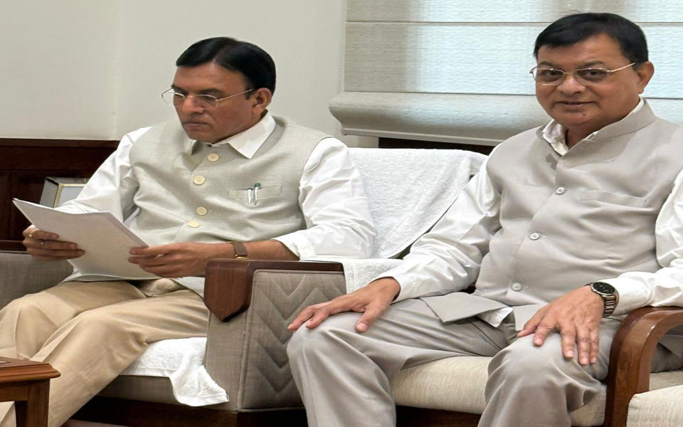 श्रम मंत्री लखन लाल देवांगन ने की केंद्रीय श्रम मंत्री मनसुख एल मंडाविया से मुलाक़ात,प्रदेश में ईएसआईसी नर्सिंग कॉलेज की स्थापना हेतु की मांग