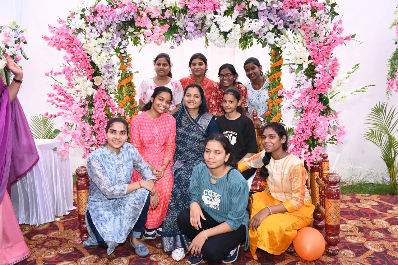 सावन के रंगों में रंगा मंत्री निवास, महिला पत्रकारों संग मंत्री लक्ष्मी राजवाड़े ने लिया उत्सव का आनंद