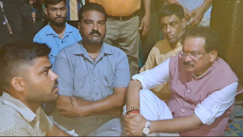 आगरा में केंद्रीय मंत्री एसपी सिंह बघेल ने जम्मू भूस्खलन हादसे में आगरा के पांच लोंगो की मौत पर जताया दुःख, परिवार को दी सांत्वना