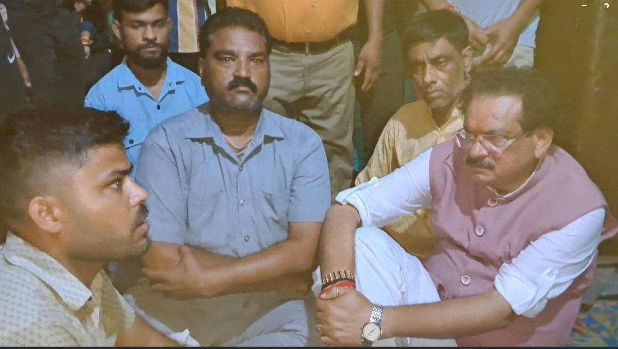 आगरा में केंद्रीय मंत्री एसपी सिंह बघेल ने जम्मू भूस्खलन हादसे में आगरा के पांच लोंगो की मौत पर जताया दुःख, परिवार को दी सांत्वना