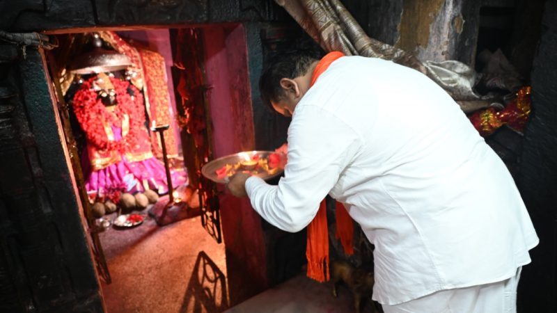 उपमुख्यमंत्री विजय शर्मा ने माँ दंतेश्वरी की पूजा-अर्चना कर प्रदेशवासियों की खुशहाली की कामना की