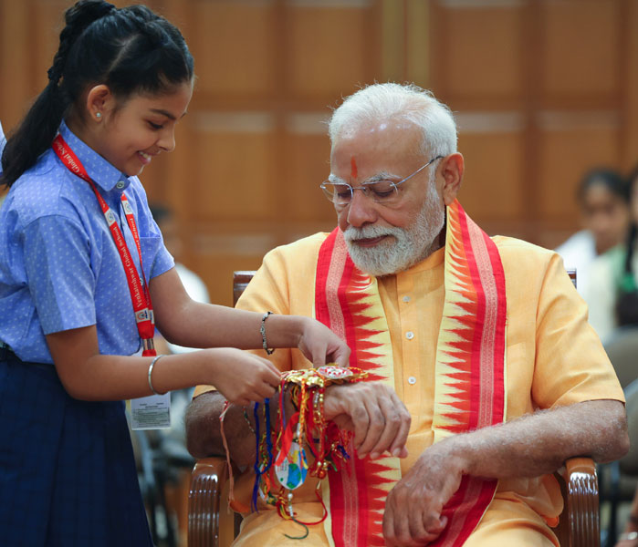 प्रधानमंत्री ने विशेष रक्षाबंधन उत्सव की झलकियां साझा कीं