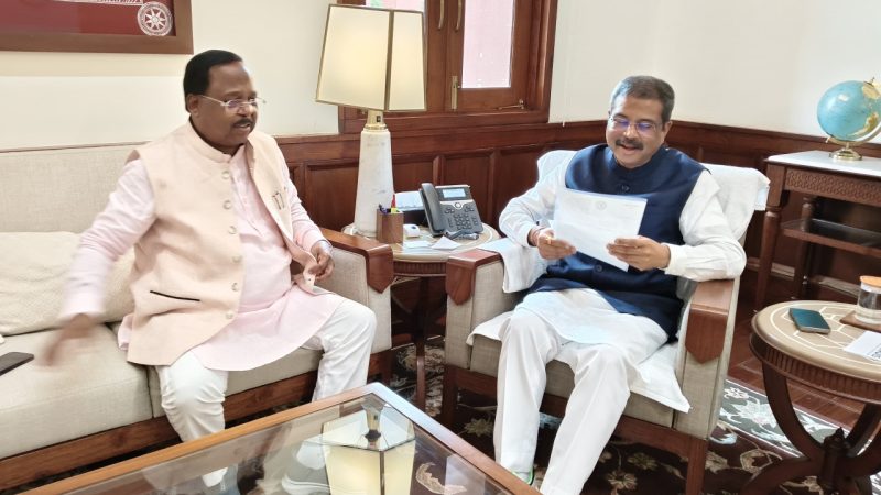 मंत्री रामविचार नेताम ने दिल्ली में केंद्रीय शिक्षा मंत्री धमेंद्र प्रधान से की सौजन्य मुलाकात