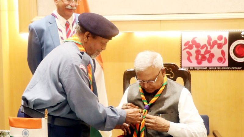 राज्यपाल पटेल को स्काउट्स स्कार्फ पहनाकर किया सम्मानित