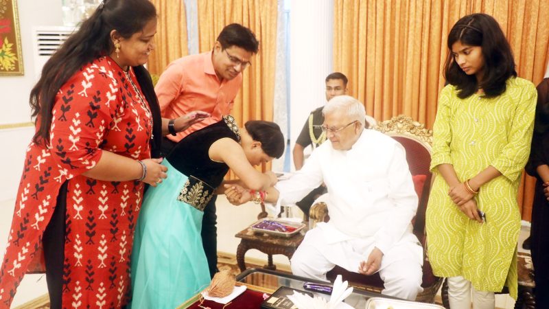 राज्यपाल पटेल को राखी बांधकर राजभवन में मनाया गया रक्षाबंधन पर्व