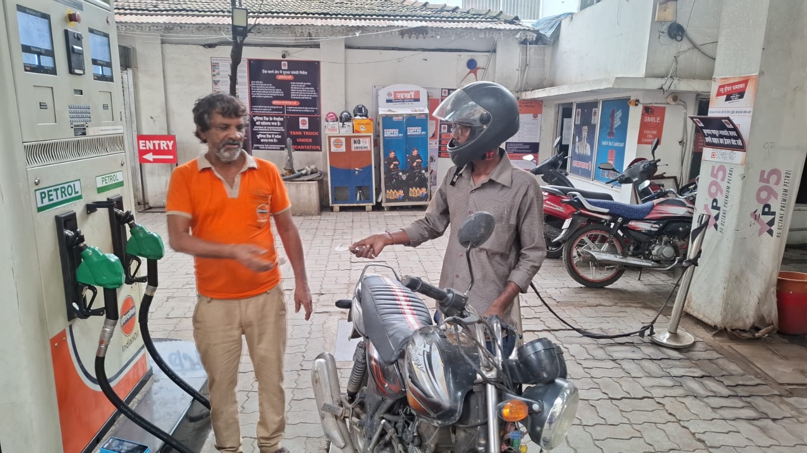 इंदौर- जिले में लागू हुआ हेलमेट नहीं तो पेट्रोल नहीं, अधिकारी दे रहे समझाइश