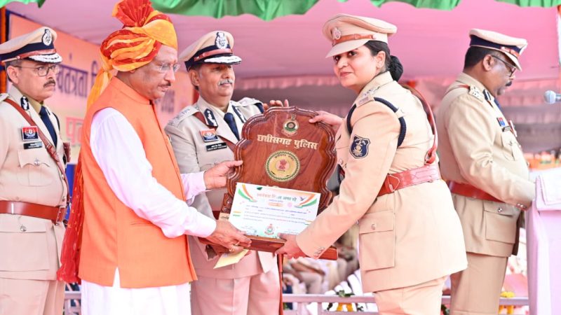 स्वतंत्रता दिवस समारोह: मुख्यमंत्री ने 35 पुलिस अधिकारियों एवं जवानों को पुलिस पदकों से किया सम्मानित