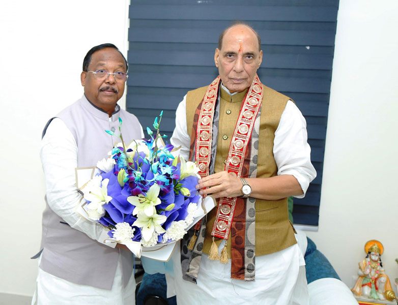 मंत्री रामविचार नेताम ने केन्द्रीय रक्षा मंत्री राजनाथ सिंह से दिल्ली में की मुलाकात