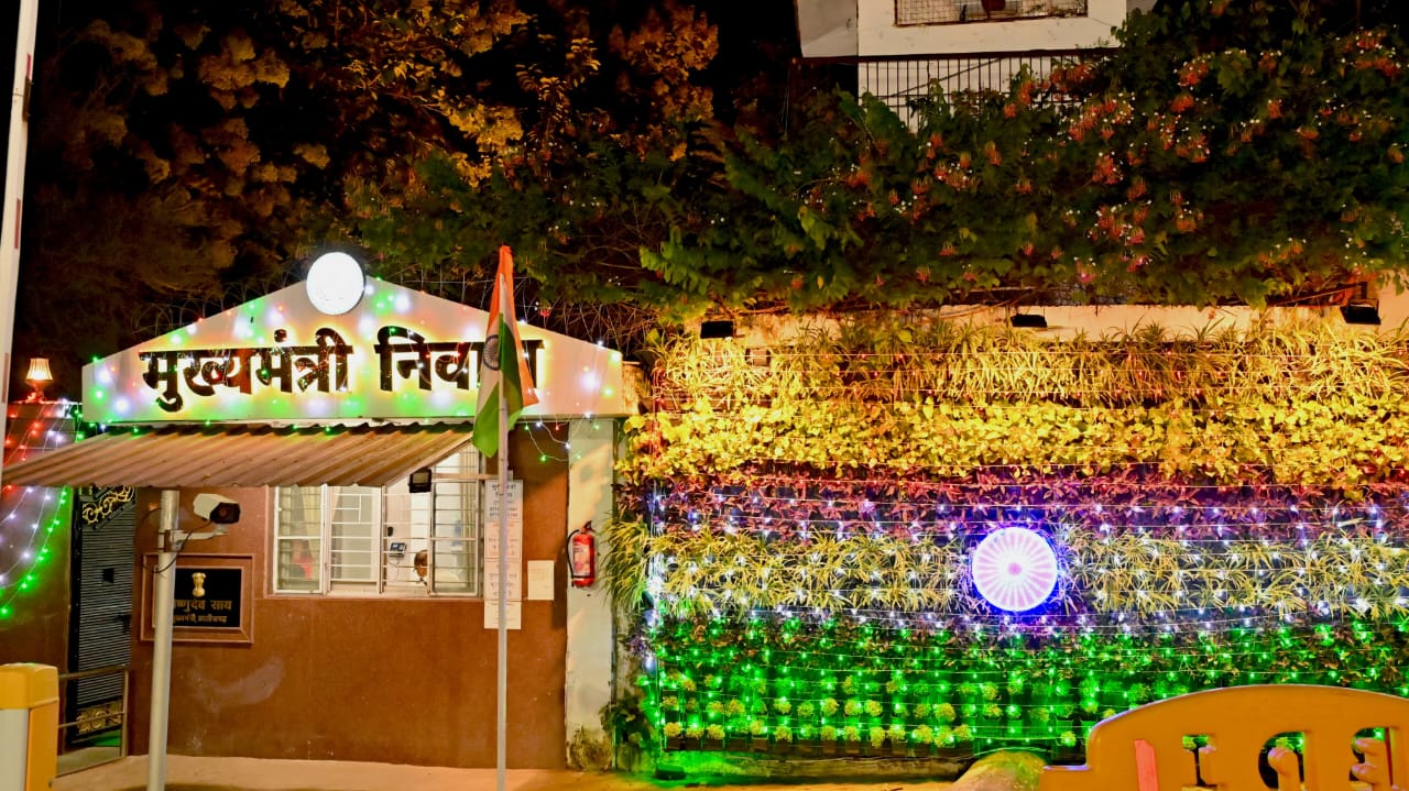 मुख्यमंत्री साय ने स्वतंत्रता दिवस की दी बधाई, रोशनी से आलोकित हुआ मुख्यमंत्री निवास