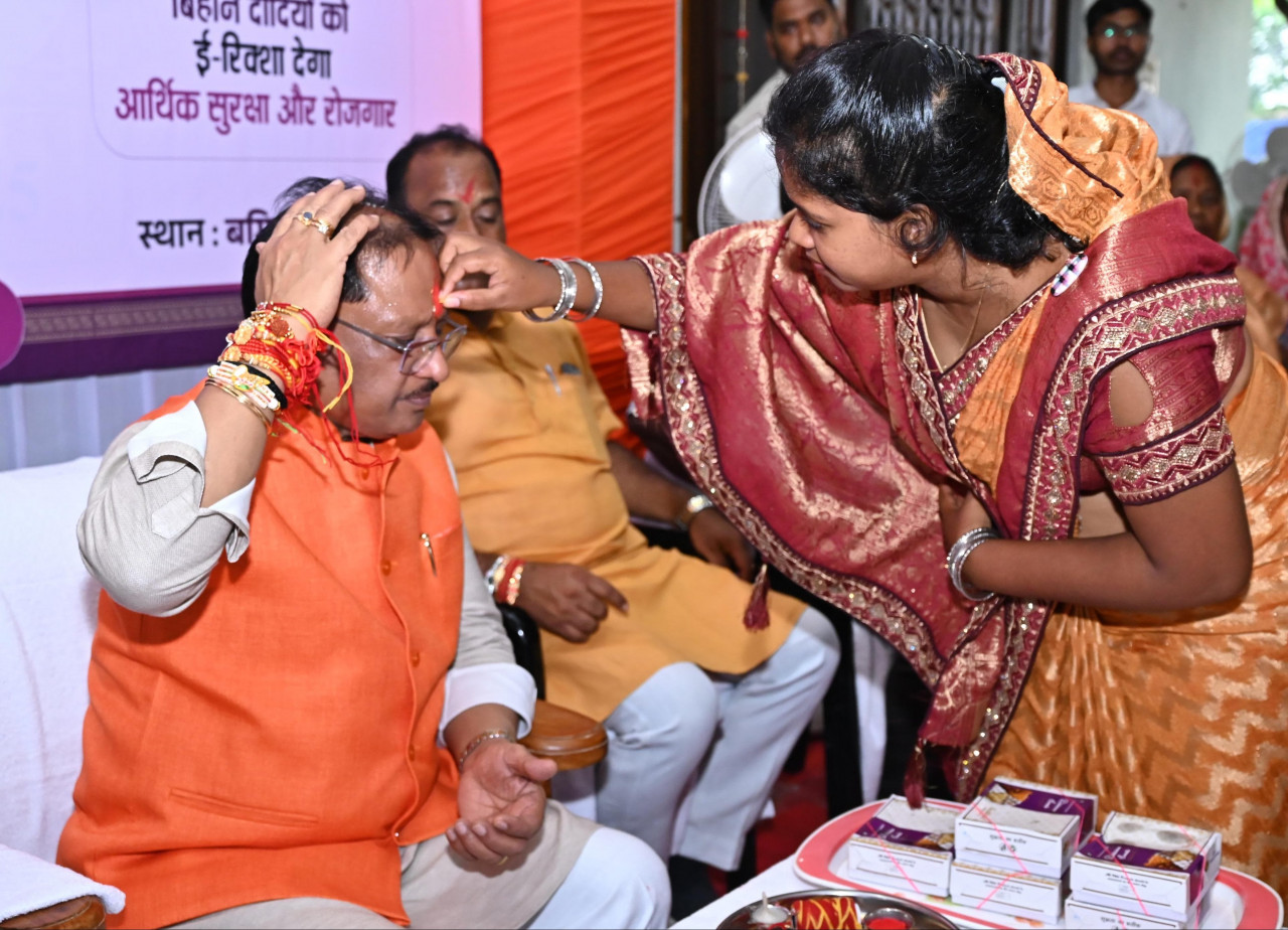 मुख्यमंत्री साय को जशपुर की बहनों ने बांधी राखी