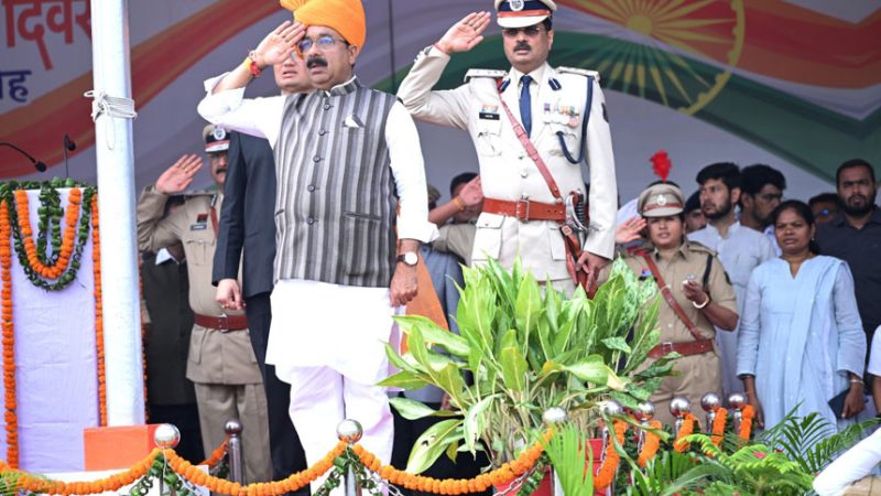 स्वतंत्रता दिवस पर उप मुख्यमंत्री अरूण साव ने किया ध्वजारोहण