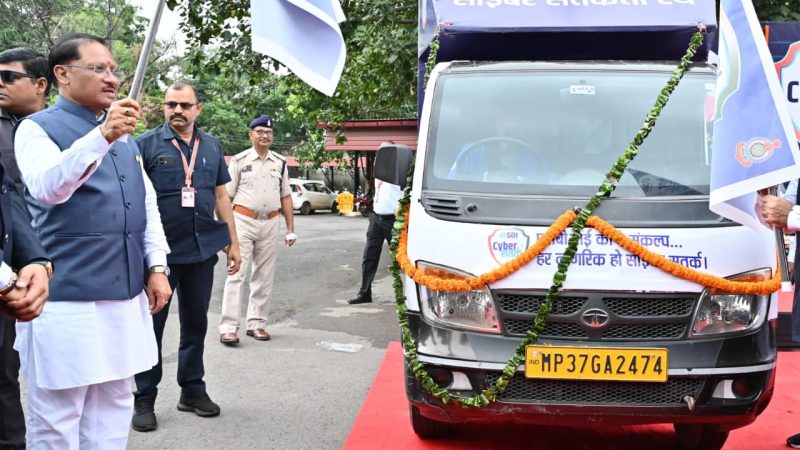 मुख्यमंत्री साय ने एसबीआई साइबर सुरक्षा रथ को झंडी दिखाकर किया रवाना