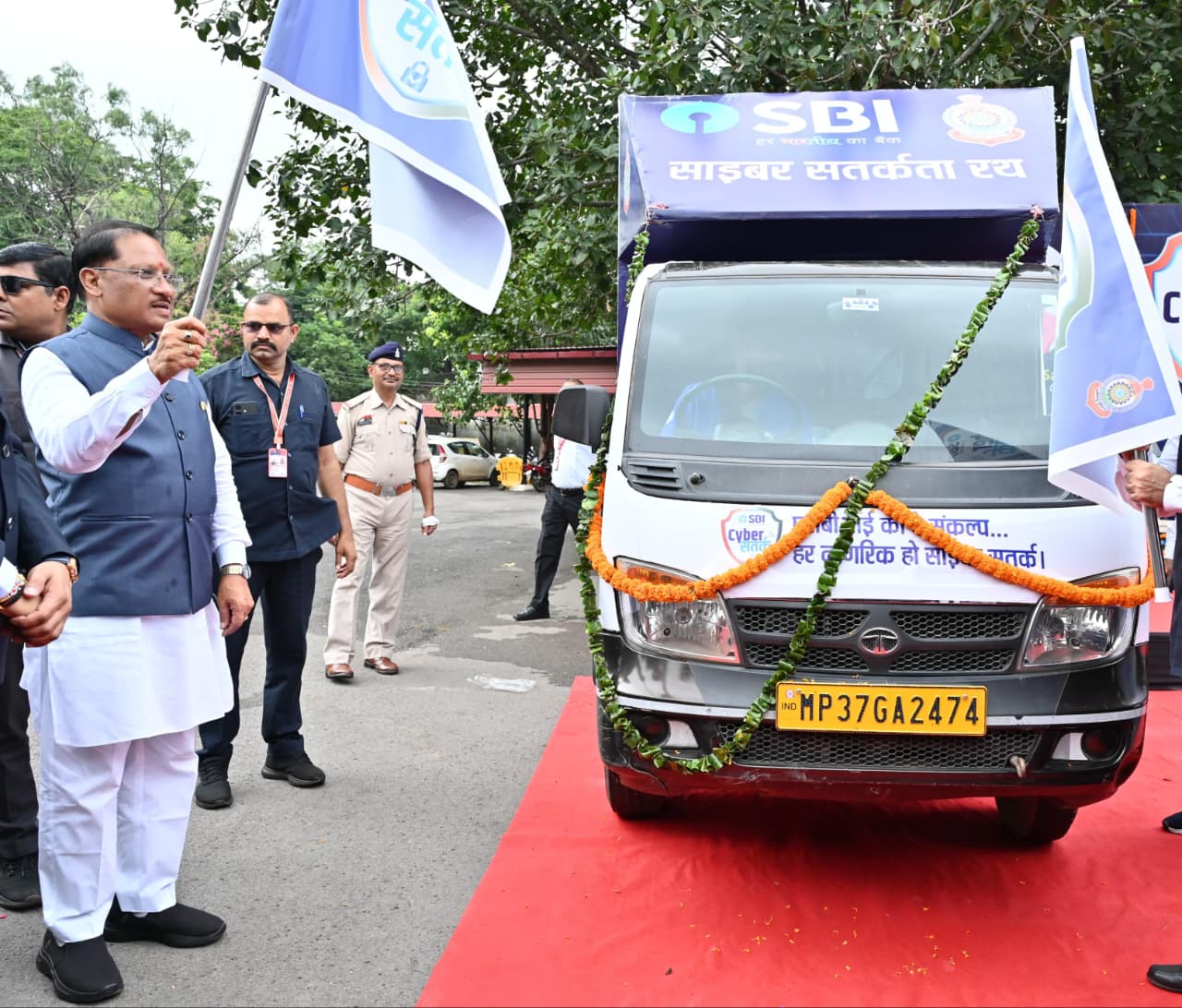 मुख्यमंत्री साय ने एसबीआई साइबर सुरक्षा रथ को झंडी दिखाकर किया रवाना