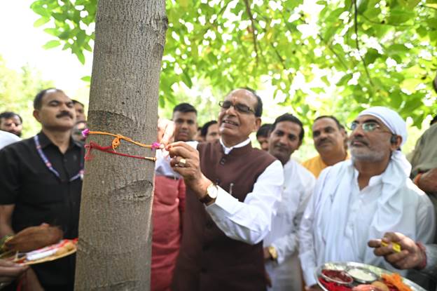 केंद्रीय मंत्री शिवराज सिंह चौहान ने पेड़ को राखी बांधकर पर्यावरण संरक्षण का संदेश दिया