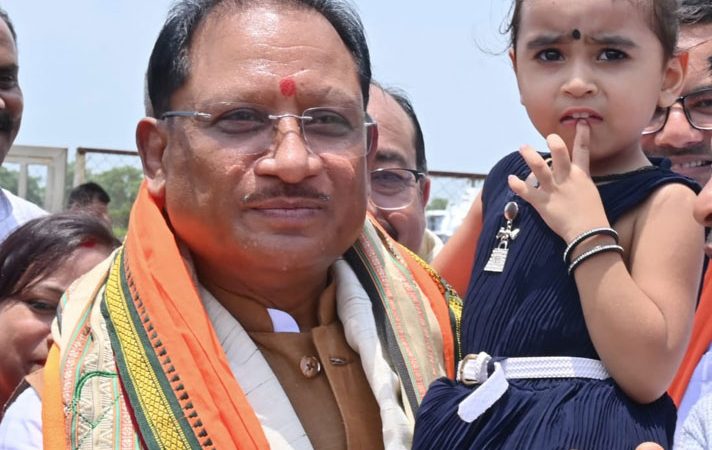 नन्ही सृष्टि को गोद में उठाकर मुख्यमंत्री विष्णु देव साय ने रच दिया अपनत्व और स्नेह का अविस्मरणीय पल