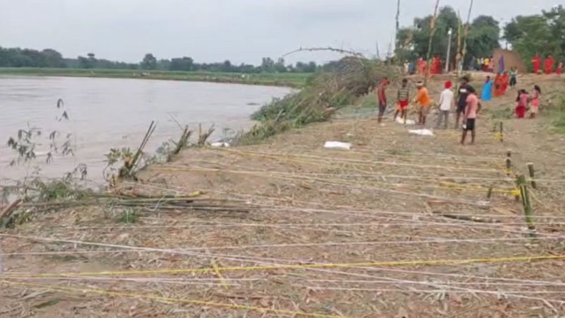 सीतामढ़ी:बागमती के कटाव से तबाही,लोग खुद तोड़ रहे अपने घर